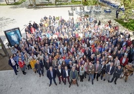 Foto de familia de profesorado y alumnado de La Nau Gran.