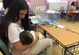 Una presidenta de mesa amamanta a su hijo al no aceptar la Junta Electoral su recurso