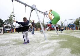 Unos padres con sus hijos en el parque.