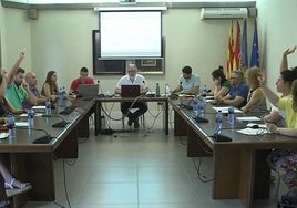 La votación durante el pleno de Pedreguer.