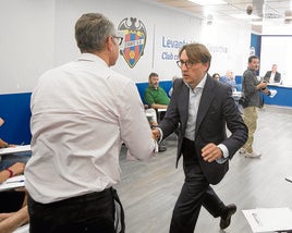 Quico Catalán saluda a José Manuel Fuertes en el patronato del Levante.