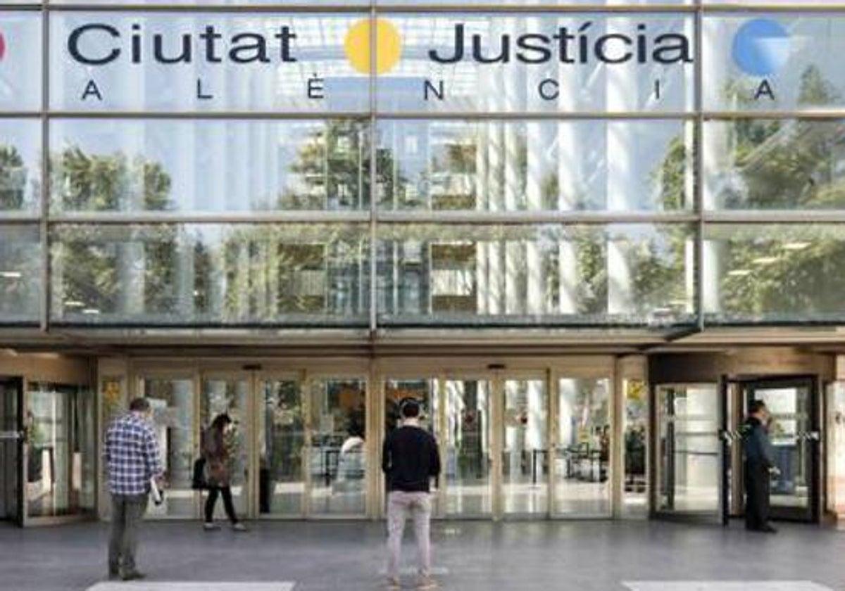 Fachada principal de la Ciudad de la Justicia.