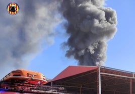 Imagen de archivo de una columna de humo que provocó el incendio de una nave.