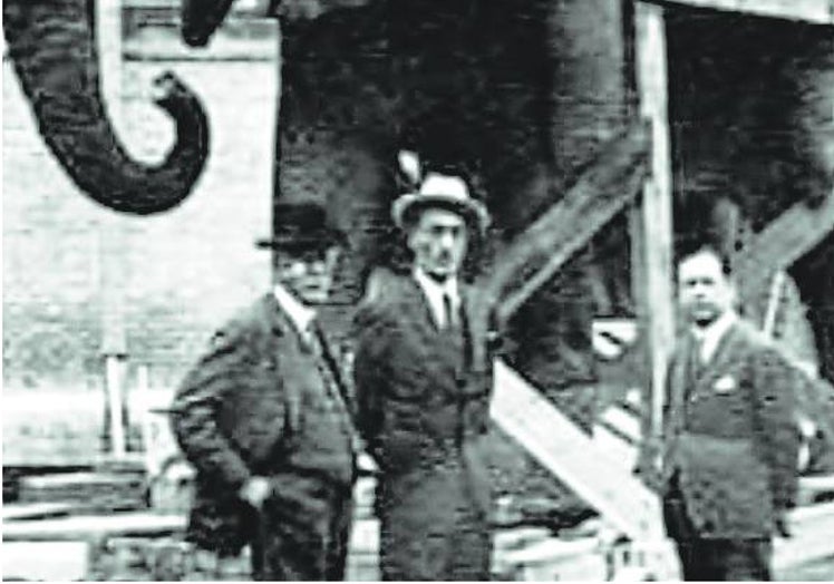 Luis Benedito, el Duque de alba y un acompañante junto al elefante.