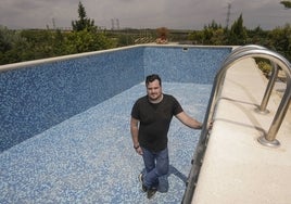 Santiago Segovia, de Godelleta, vació su piscina para limpiarla antes de la llegada del verano.