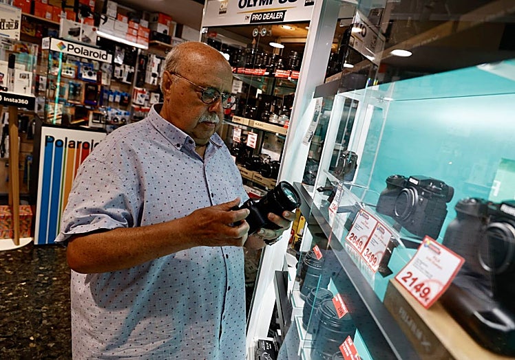 Imagen principal - Manolo, en su establecimiento.