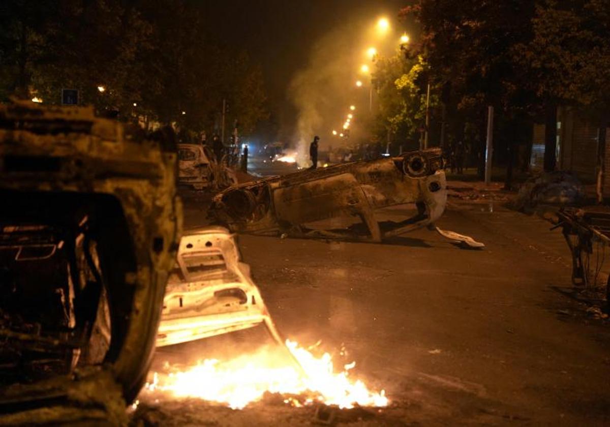 Coches ardiendo en Nanterre.