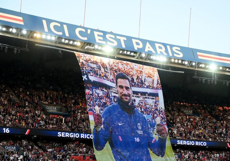 Tifo realizado por los hinchas del PSG con la imagen de Sergio Rico.