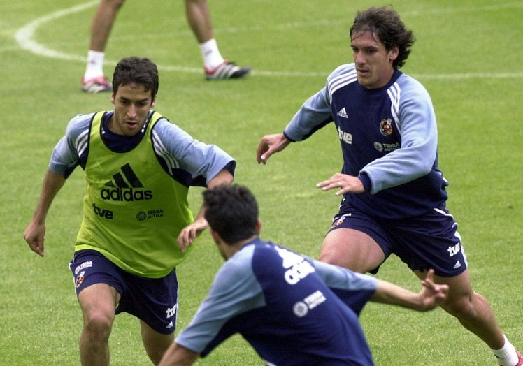 El defensa, junto a Raúl durante un entrenamiento de España en 2001.