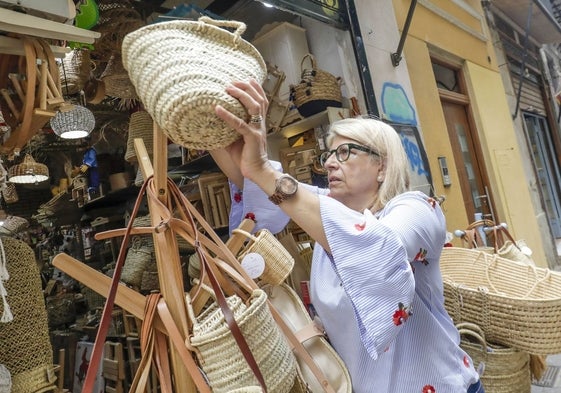 Virtudes prepara su tienda.