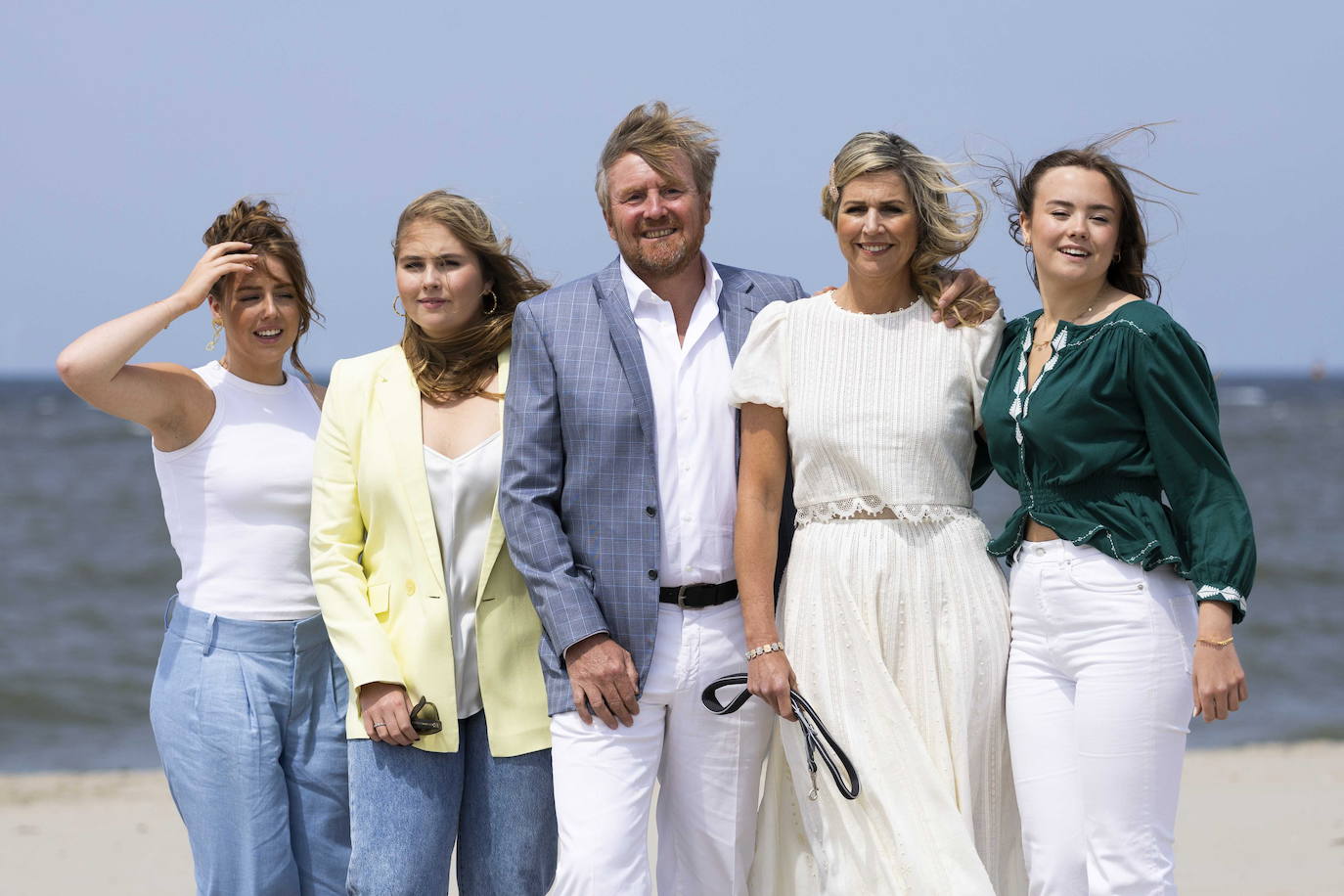 Los Reyes Guillermo Alejandro y Máxima de Holanda, en el centro, junto a las Princesas Amalia, Alexia y Ariane de Holanda.