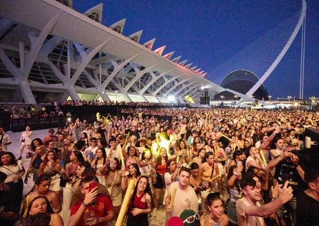 Imagen secundaria 1 - La Zowi y Beret, otros de los artistas que actuaron este viernes en el multitudinario festival valenciano.