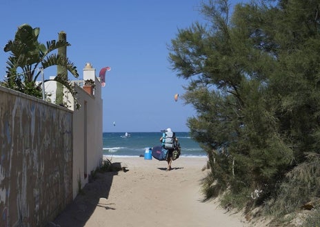 Imagen secundaria 1 - La previsión de viento llevó a numerosos deportistas a la playa en la tarde del sábado.
