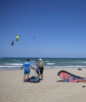 Imagen secundaria 2 - La previsión de viento llevó a numerosos deportistas a la playa en la tarde del sábado.