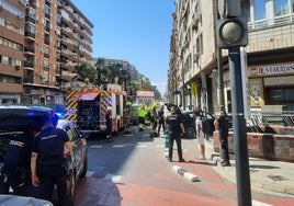 Policías, bomberos y sanitarios en el lugar del accidente.