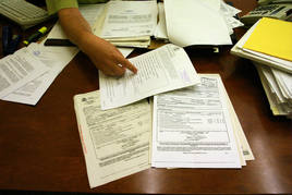 Documentos con ofertas de empleo y nóminas. Imagen de archivo