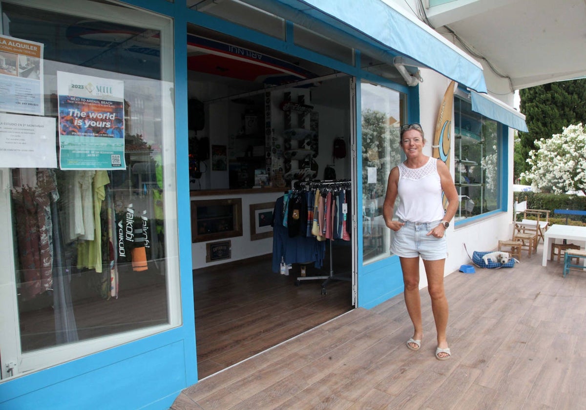 Mylene Pons se ha criado delante del mar y sabe que ese punto del Arenal se inunda cuando llueve mucho.