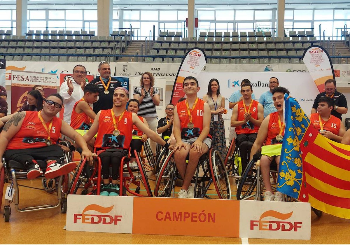 El equipo valenciano celebra el título conquistado en Godella.