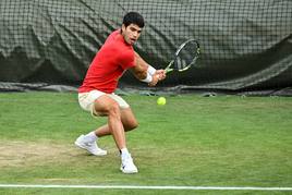 Carlos Alcaraz en un entrenamiento en la semana previa a Wimbledon