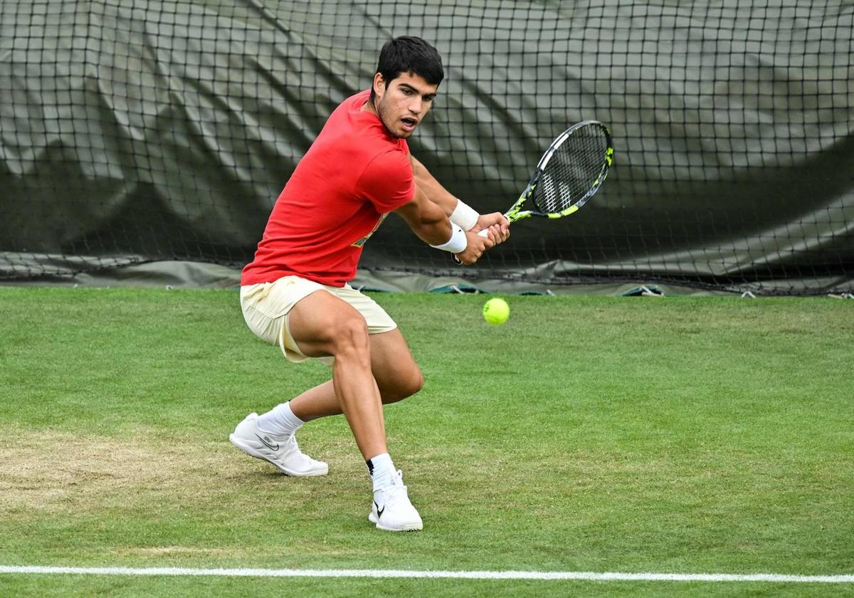 Carlos Alcaraz en un entrenamiento en la semana previa a Wimbledon