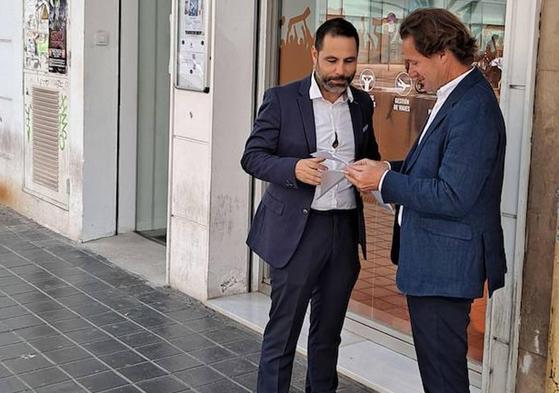 José Pérez y Álvaro Sendra, esta mañana a las puertas de las oficinas del Valencia.