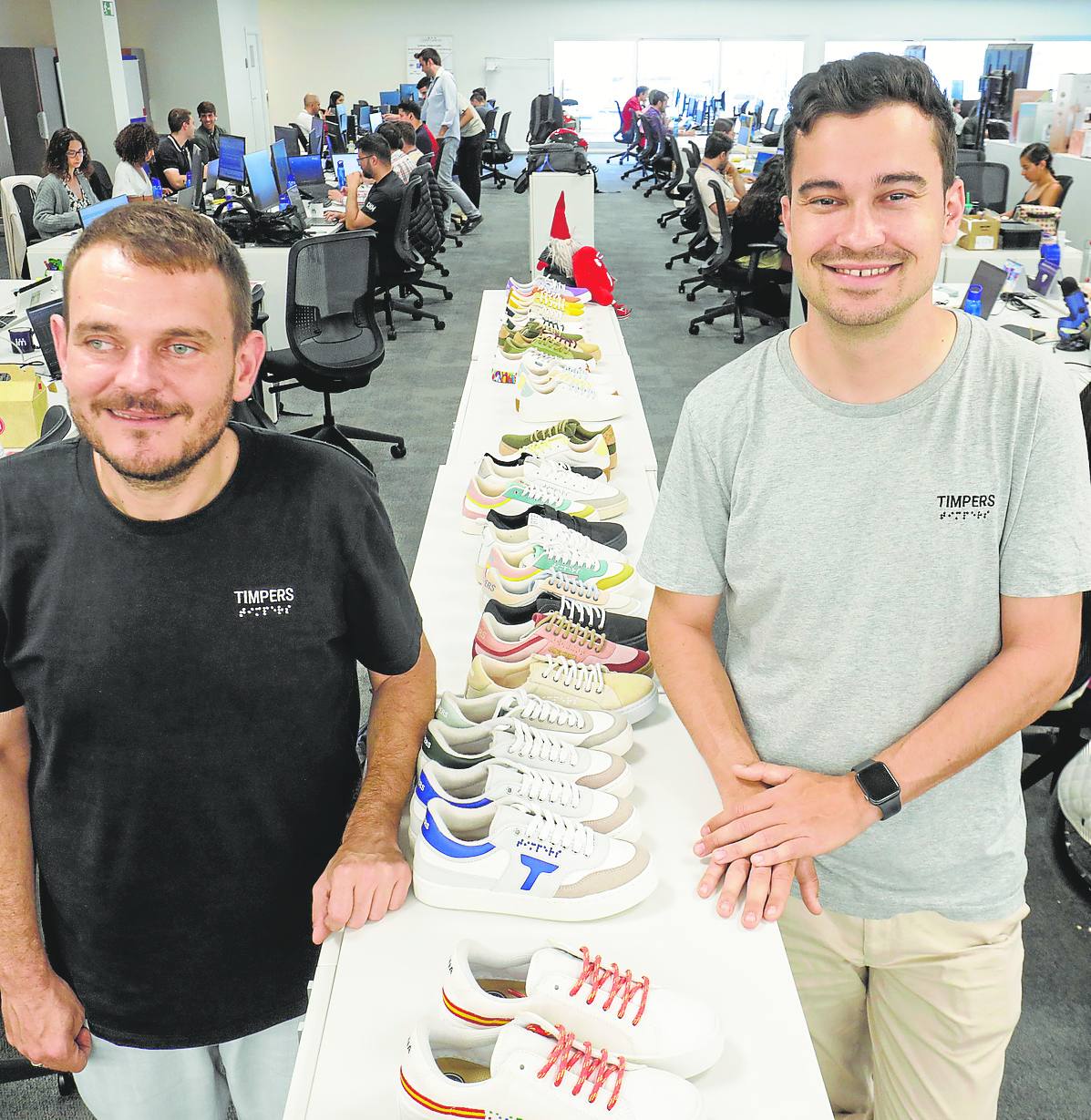 En Lanzadera. Diego Soliveres y Roberto Mohedano, con las zapatillas que diseñan