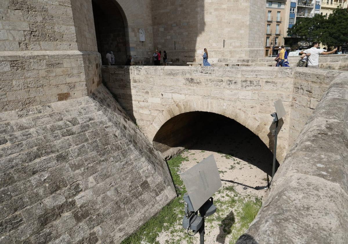 Foso de las Torres de Serranos, donde se ha encontrado el cadáver.