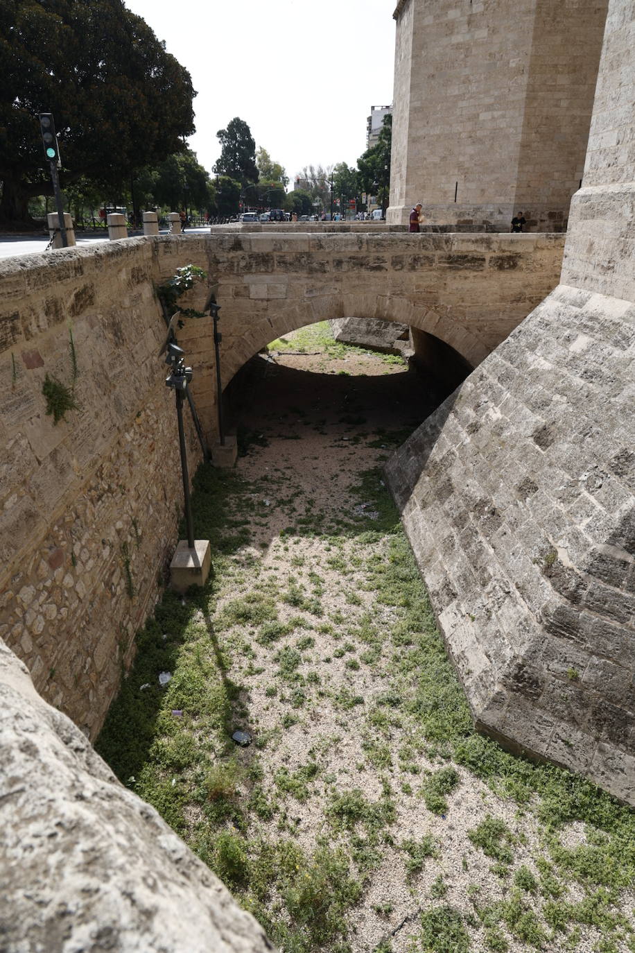 Encuentran el cadáver de un hombre en el foso de las Torres de Serrano