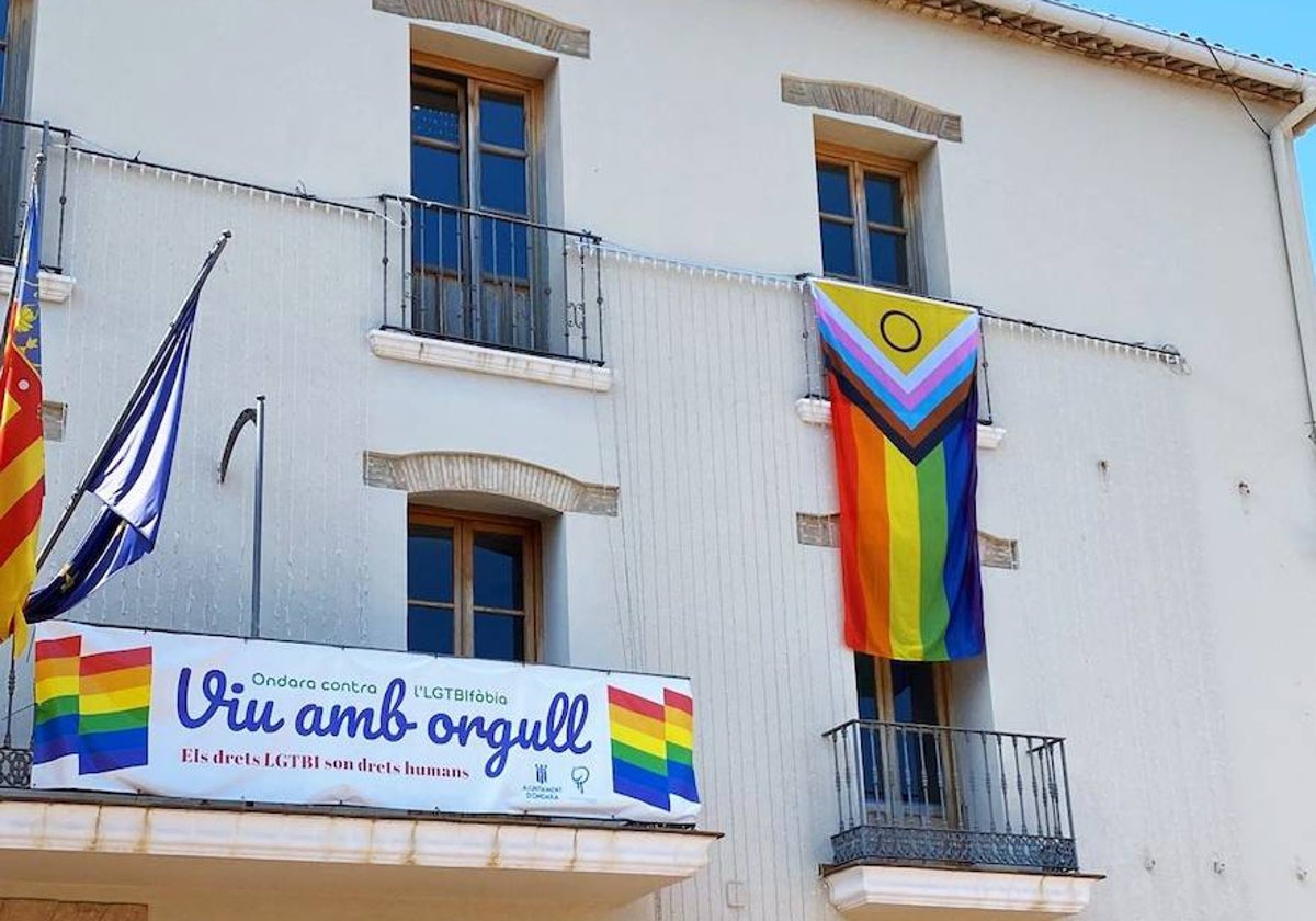 Insultos homófobos y una bandera LGTBIQ+ rota en Ondara