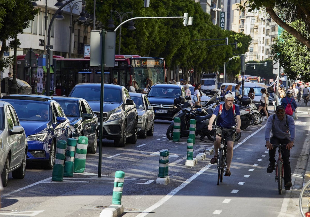 Tráfico de coches y bicicletas en la calle Colón de Valencia.