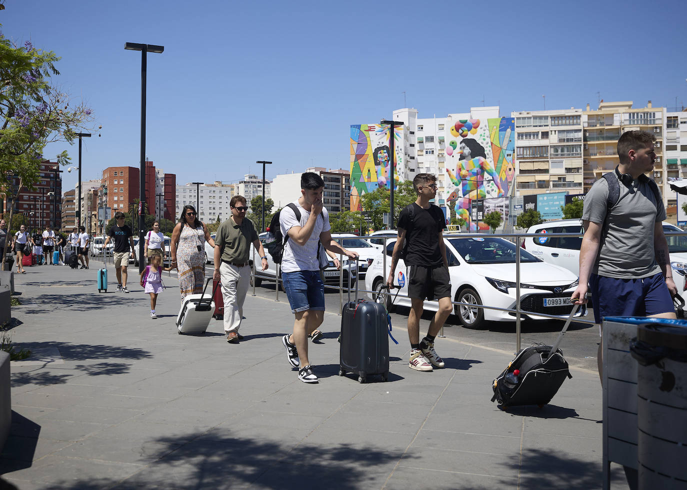 Así son las colas en la estación Joaquín Sorolla y el aeropuerto