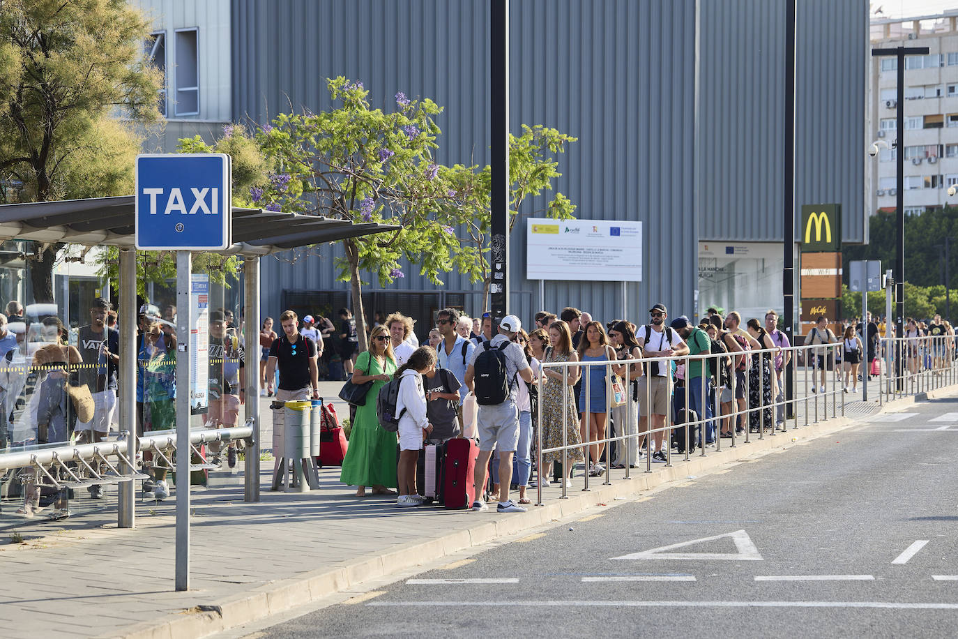 Así son las colas en la estación Joaquín Sorolla y el aeropuerto