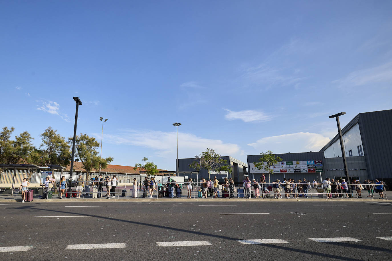 Así son las colas en la estación Joaquín Sorolla y el aeropuerto