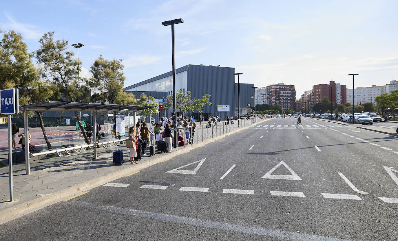 Así son las colas en la estación Joaquín Sorolla y el aeropuerto