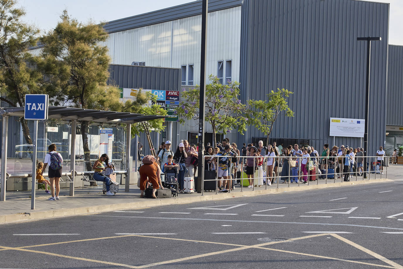 Así son las colas en la estación Joaquín Sorolla y el aeropuerto