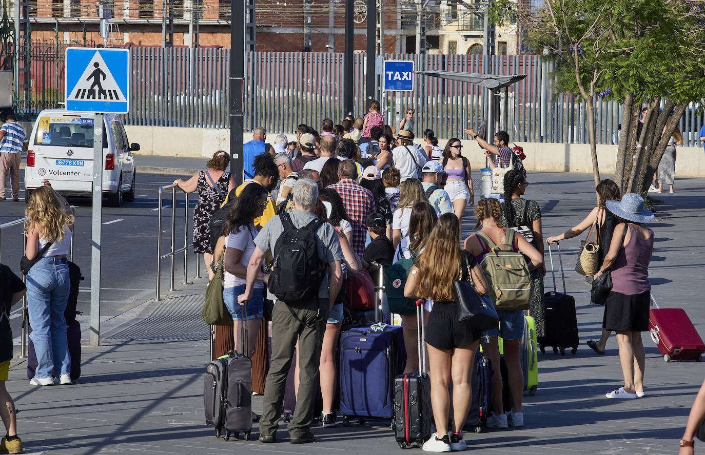 Así son las colas en la estación Joaquín Sorolla y el aeropuerto