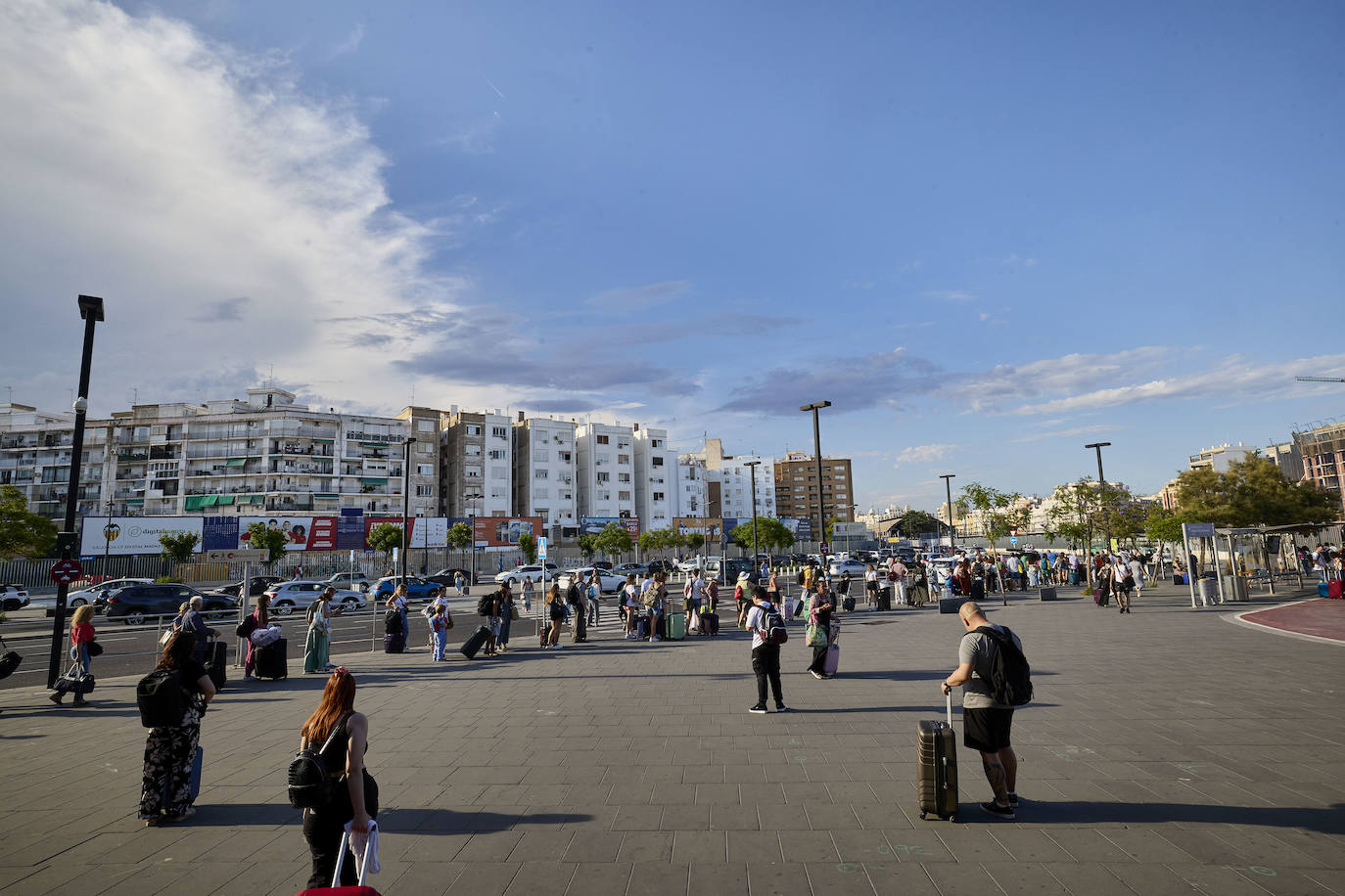 Así son las colas en la estación Joaquín Sorolla y el aeropuerto