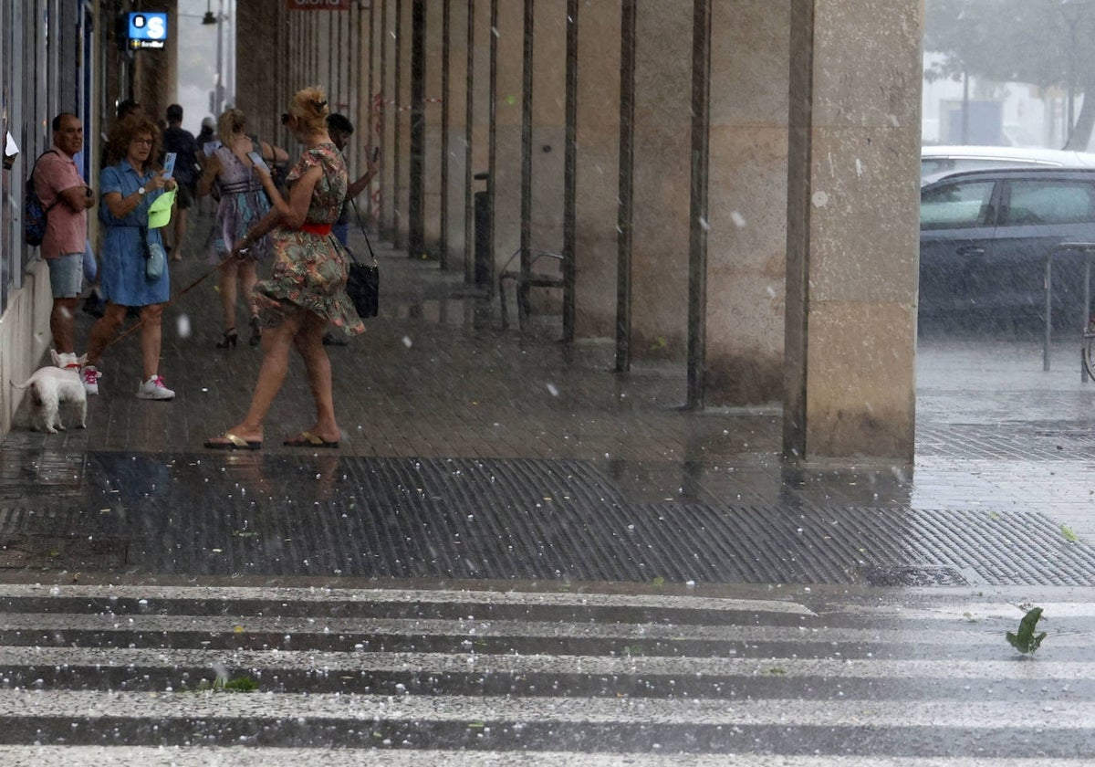 La granizada de lluvia de este lunes sorprendió a los valencianos.