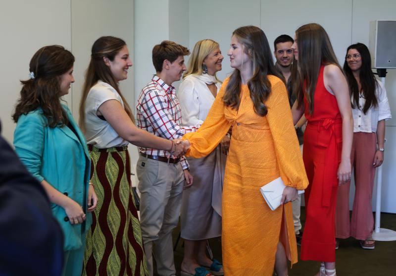 La princesa Leonor y la infanta Sofía reaparecen con un look &#039;vitamina&#039;