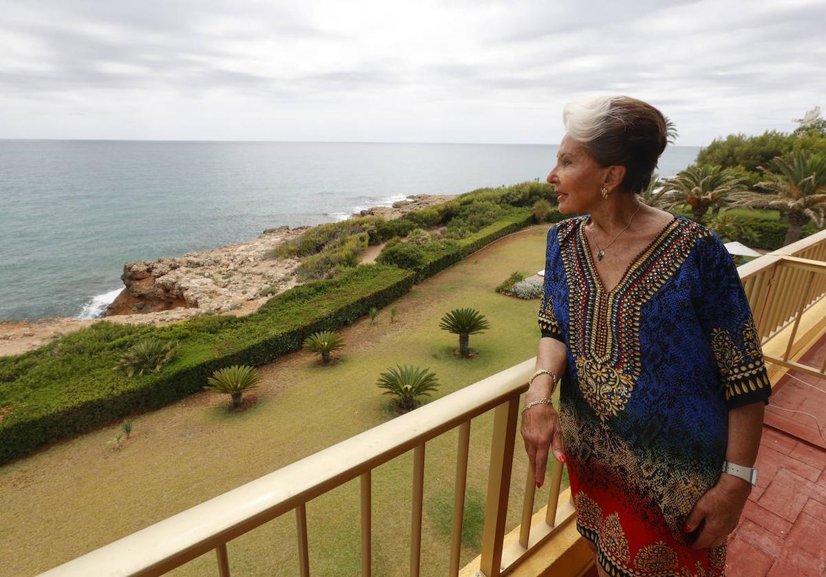 Marisa Marín, asomada al mirador de su casa en la sierra de Irta.