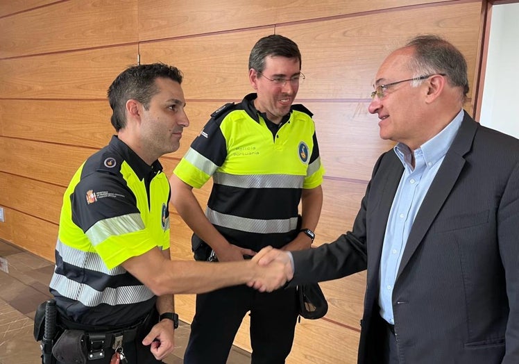 Calabuig felicita a los dos policías portuarios.