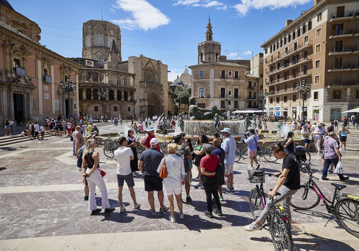 Grupo de turistas en la plaza de la Virgen.