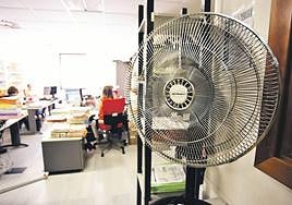 Un ventilador en una oficina, imagen de archivo