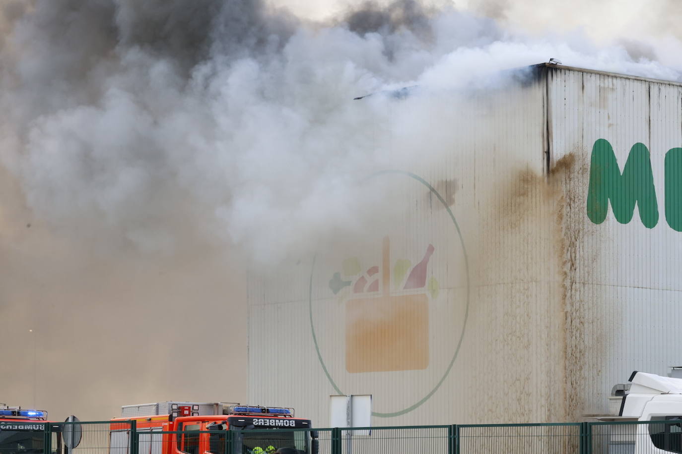 Incendio en una nave industrial de Mercadona