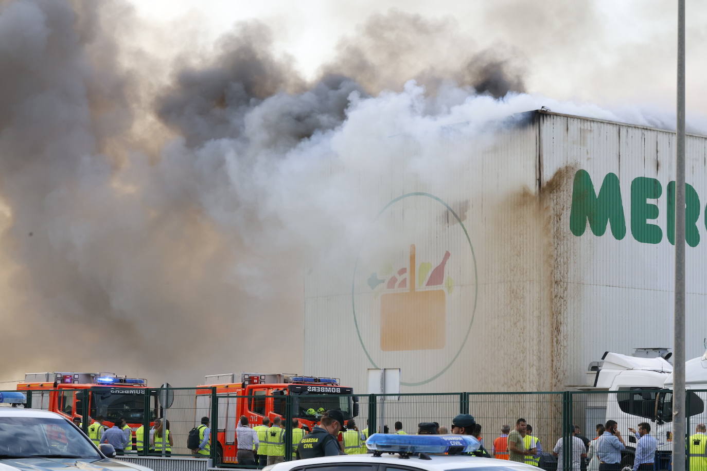 Incendio en una nave industrial de Mercadona