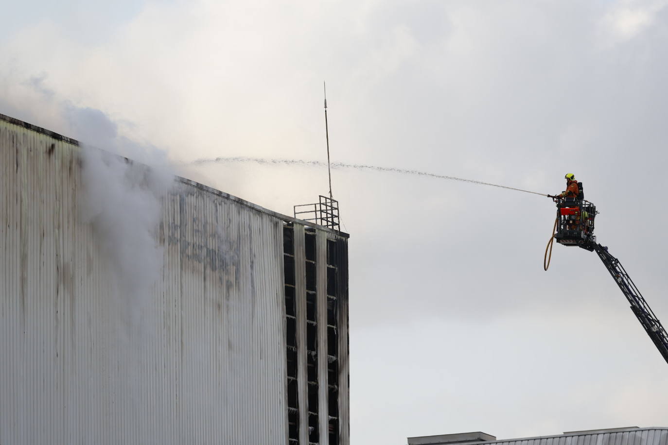 Incendio en una nave industrial de Mercadona