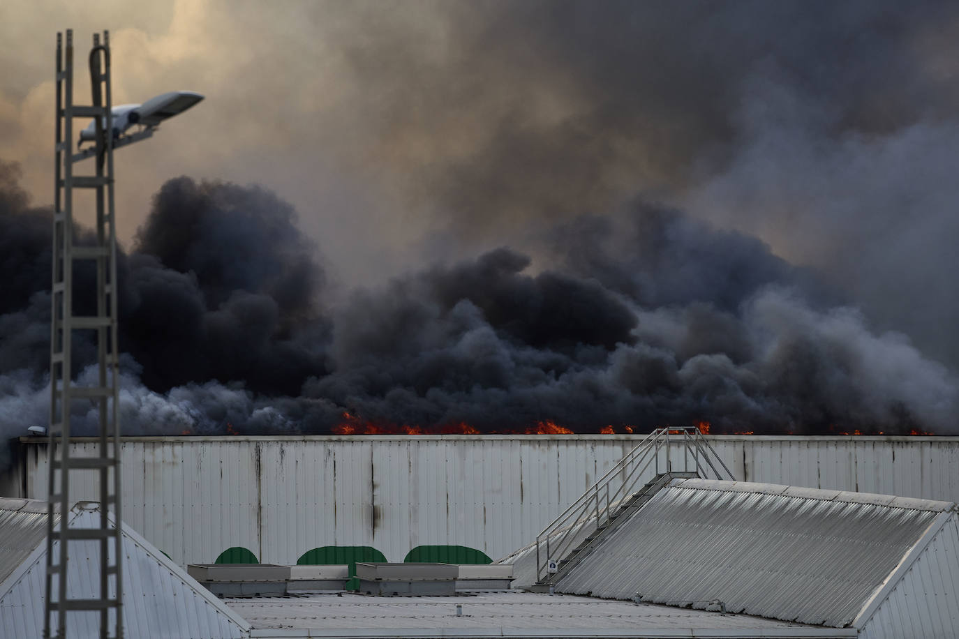 Incendio en una nave industrial de Mercadona