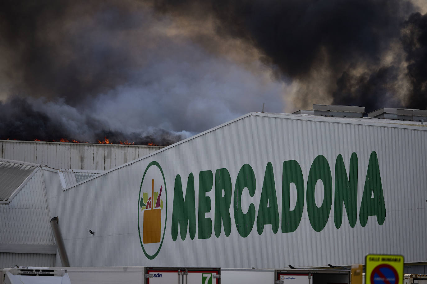 Incendio en una nave industrial de Mercadona