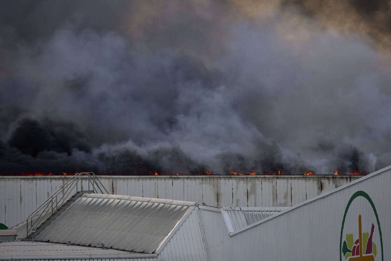 Incendio en una nave industrial de Mercadona