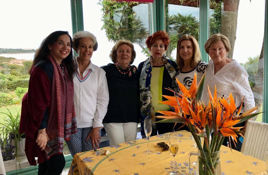 Marisa Marín, en su casa de Alcossebre con unas amigas.